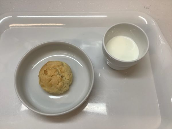 《常食》おやつは、チーズスコーンです。