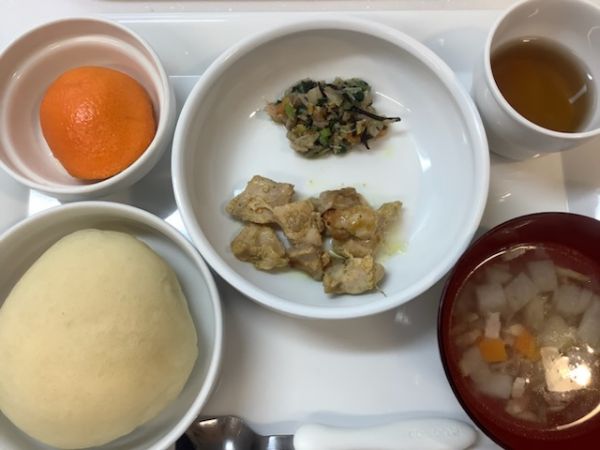 《常食》昼食は、タンドリーチキンです。