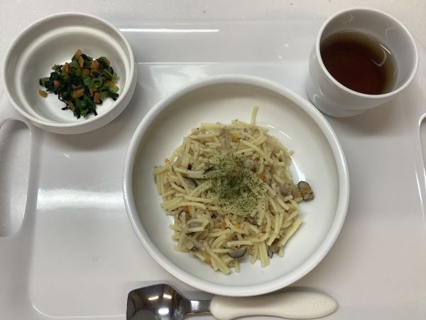 昼食は、きのことツナのスパゲティです。《常食》