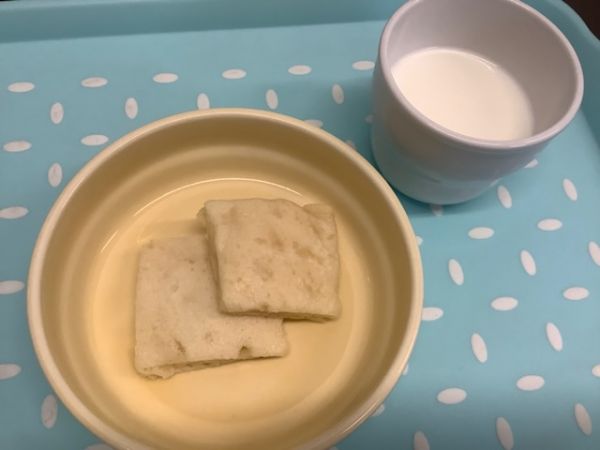 《常食》《アレルギー除去食》おやつは、米粉のチーズパンケーキです。