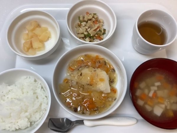 《常食》昼食は、かれいのあんかけです。