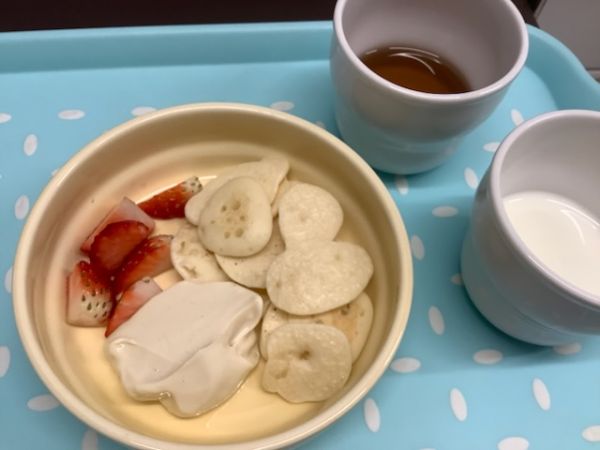 《常食》《アレルギー除去食》おやつは、米粉パンケーキです。