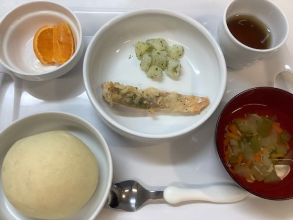 《常食》昼食は、鮭の醤油マヨネーズ焼きです。