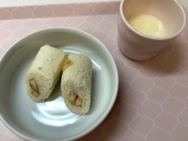《常食》《アレルギー除去食》おやつは、恵方巻きロールです。