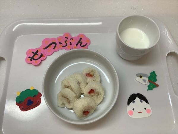 《中期B》おやつは、恵方巻きロールです。