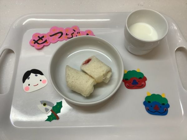 《常食》おやつは、恵方巻きロールです。