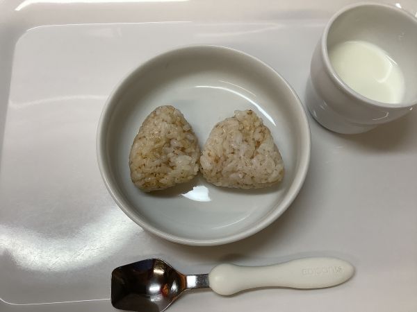 《常食》おやつは、おかかおにぎりです。