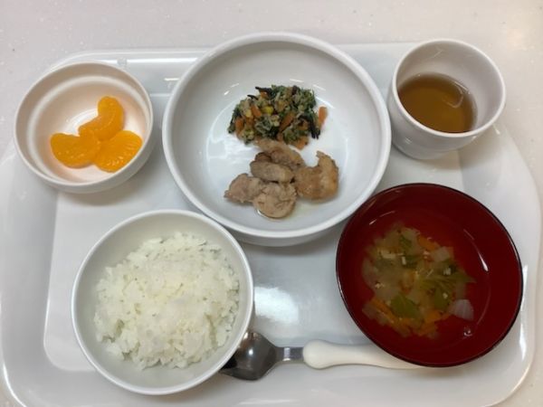 《常食》昼食は、鶏肉のごまみそ焼きです。