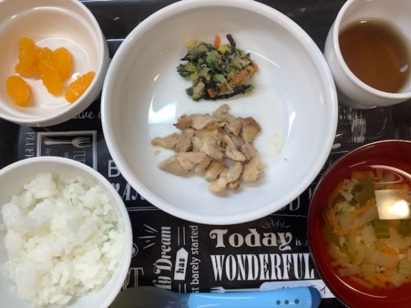 《中期B》昼食は、鶏肉のごまみそ焼きです。