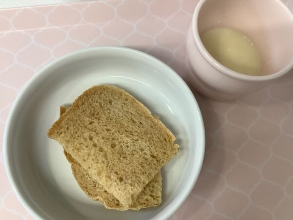 《常食》《アレルギー除去食》おやつは、黒糖食パンです。