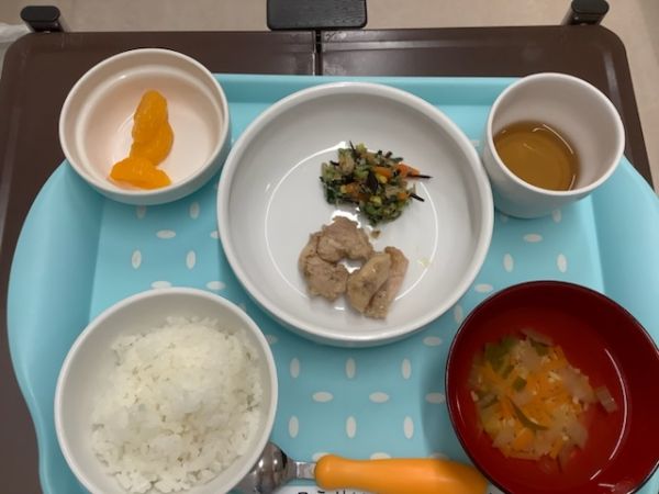 《常食》《アレルギー除去食》昼食は、鶏肉のごまみそ焼きです。