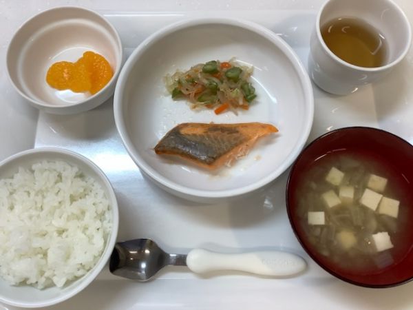 《常食》昼食は、鮭の塩焼きです。