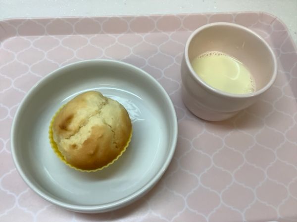 《常食》《アレルギー除去食》おやつは、ヨーグルトカップケーキです。