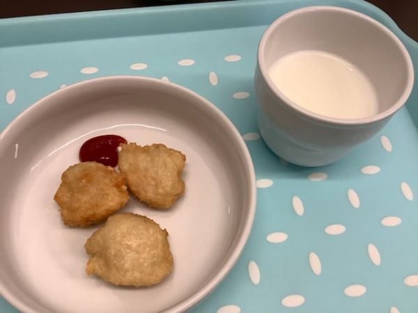 《常食》《アレルギー除去食》おやつは、豆腐のナゲットです。