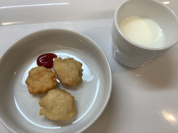《常食》おやつは、豆腐のナゲットです。