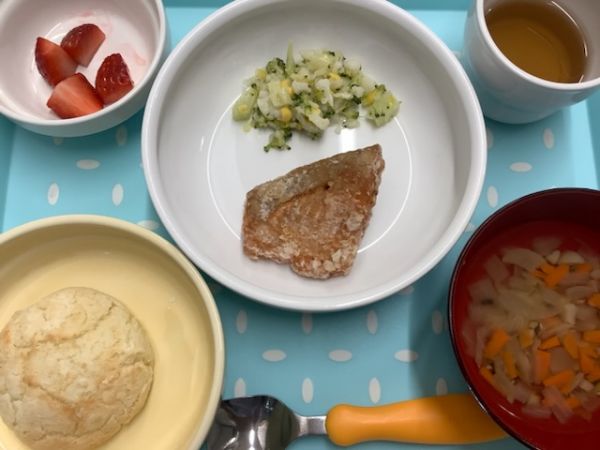 《常食》《アレルギー除去食》昼食は、鮭の醤油マヨ揚げです。