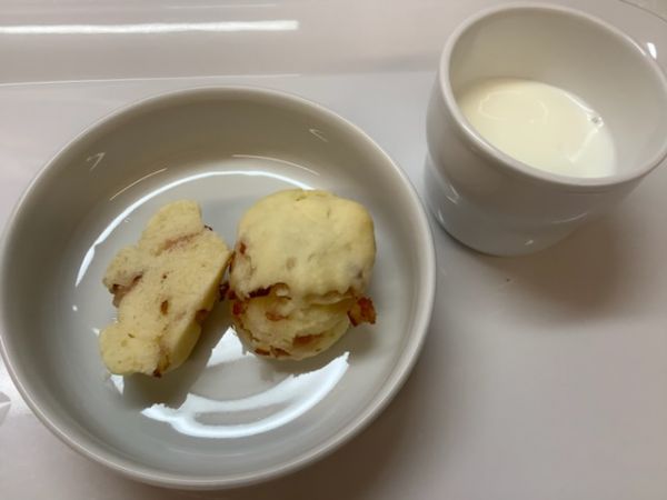 《常食》おやつは、豆腐ベーコンスコーンです。