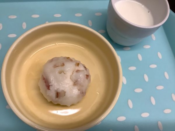 《常食》《アレルギー除去食》おやつは、米粉の豆乳ベーコン蒸しパンです。