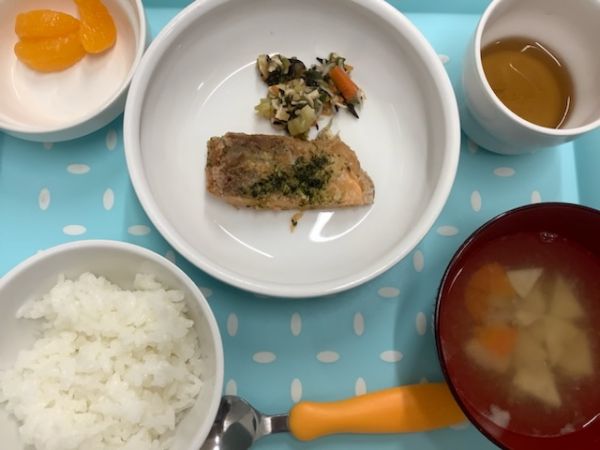 《常食》《アレルギー除去食》昼食は、鮭の磯辺焼きです。