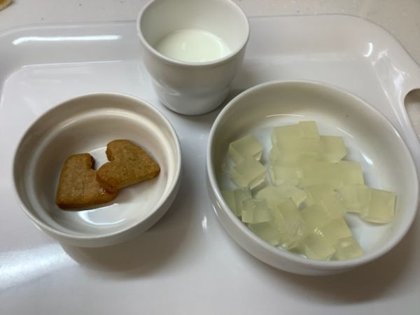 《中期B》おやつは、りんごゼリーと米粉きなこクッキーです。