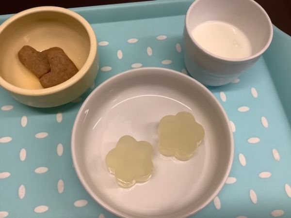 《常食》《アレルギー除去食》おやつは、りんごゼリーと米粉きなこクッキーです。