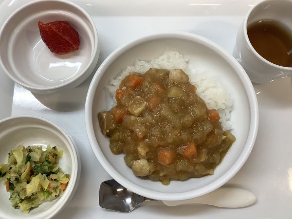 《常食》《中期B》昼食は、大根カレーです。