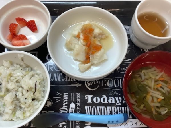 《中期B》昼食は、かれいの香草ソースかけです。