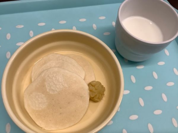 《常食》《アレルギー除去食》おやつは、米粉パンケーキのモンブランです。