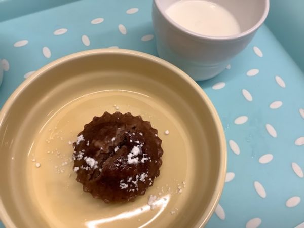 《常食》《アレルギー除去食》おやつは、米粉のココア蒸しパンです。