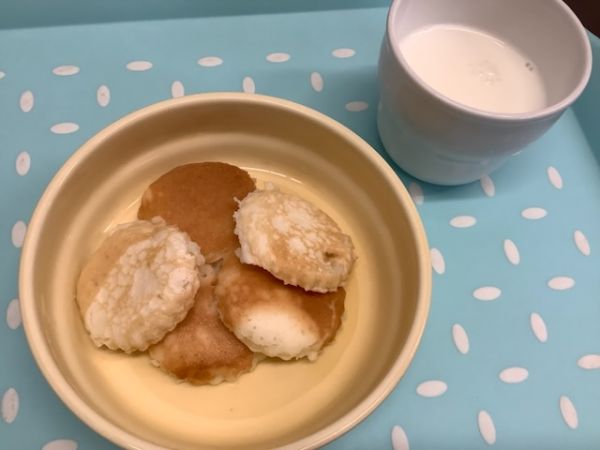 《常食》《アレルギー除去食》おやつは、米粉のヨーグルトパンケーキです。