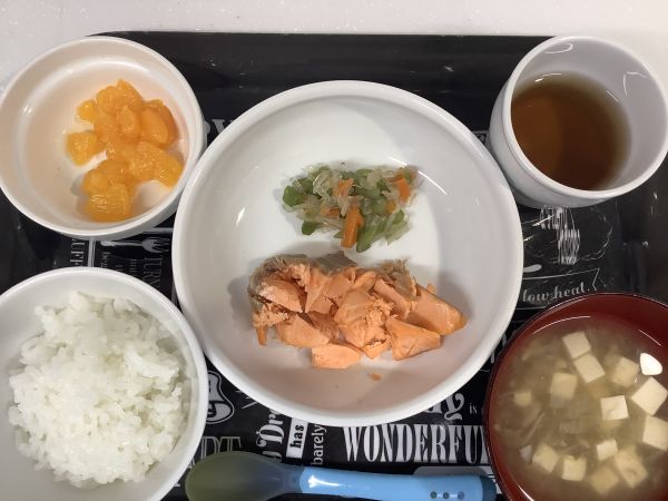 《中期B》昼食は、鮭の塩焼きです。