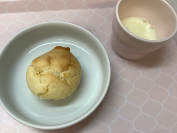 《常食》《アレルギー除去食》おやつは、ヨーグルトカップケーキです。