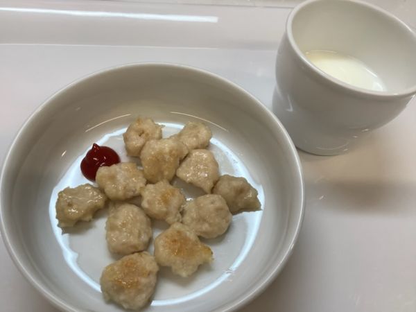 《中期B》おやつは、焼き豆腐ナゲットです。