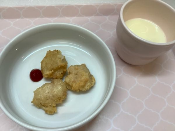 《常食》《アレルギー除去食》おやつは、豆腐ナゲットです。