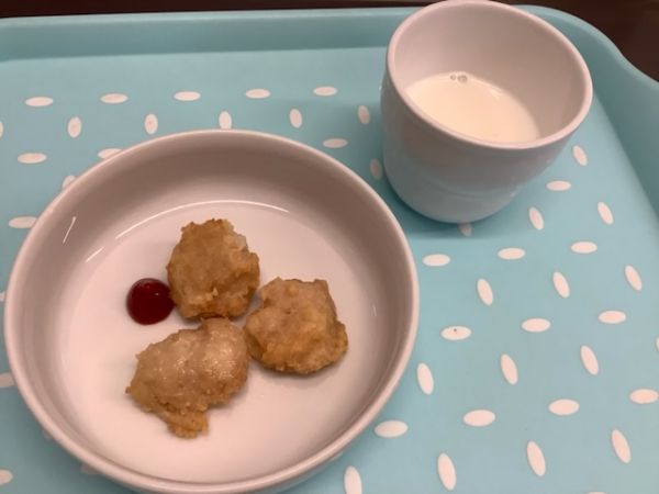 《常食》《アレルギー除去食》おやつは、豆腐ナゲットです。