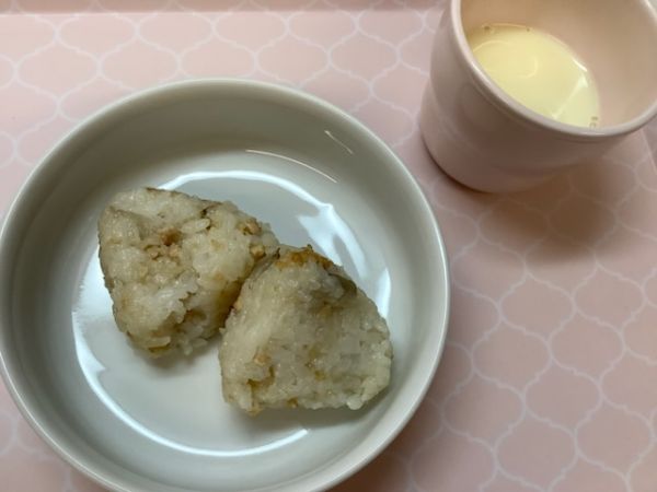《常食》《アレルギー除去食》おやつは、そぼろおにぎりです。