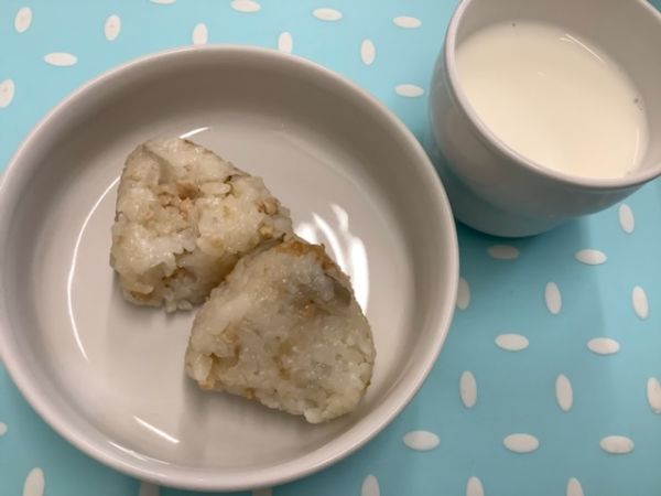 《常食》《アレルギー除去食》おやつは、そぼろおにぎりです。