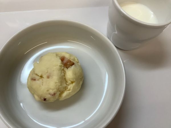《常食》おやつは、豆腐ベーコンスコーンです。