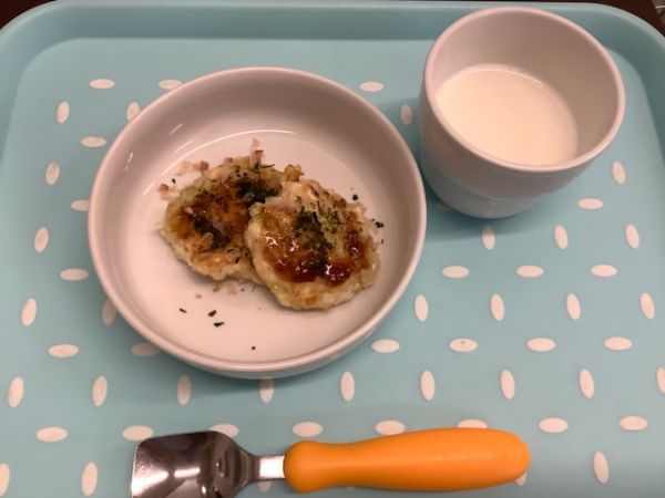 《常食》《アレルギー除去食》おやつは、豆腐とキャベツのお好み焼きです。