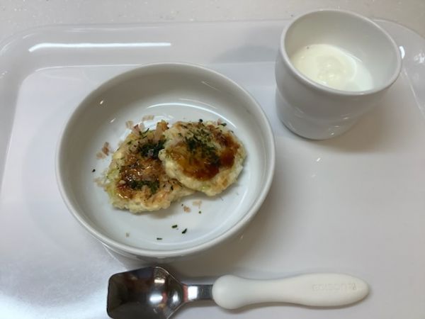 《常食》おやつは、豆腐とキャベツのお好み焼きです。