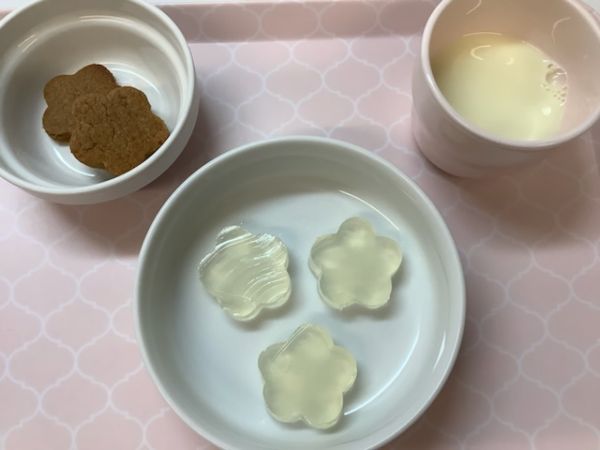 《常食》《アレルギー除去食》おやつは、りんごゼリーとおからクッキーです。