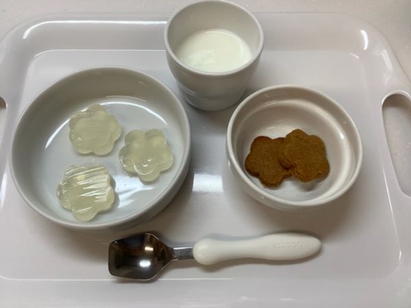 《常食》おやつは、りんごゼリーとおからクッキーです。