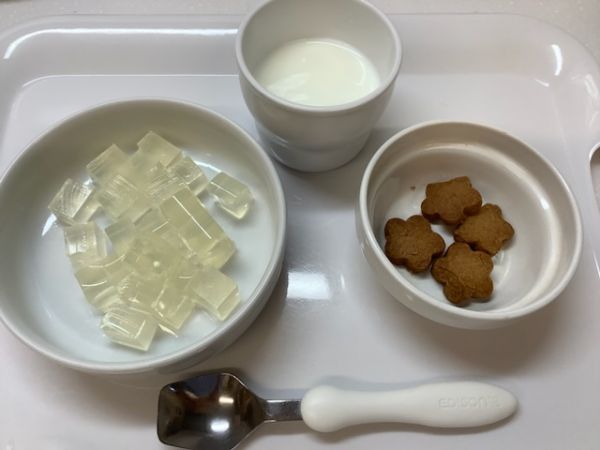 《中期B》おやつは、りんごゼリーと米粉きなこクッキーです。
