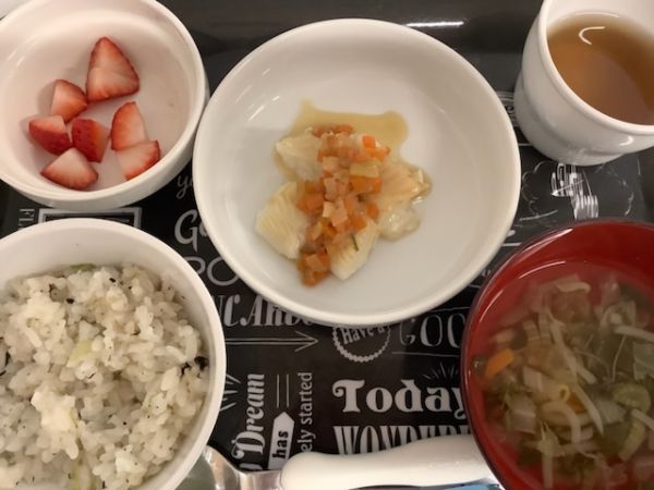 《中期》昼食は、カレイの香味ソースかけです。