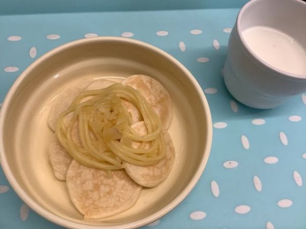 《常食》《アレルギー除去食》おやつは、米粉パンケーキとモンブランクリームです。