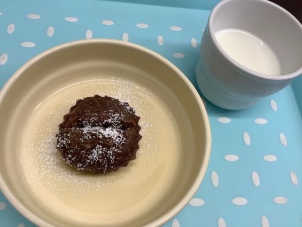 《常食》《アレルギー除去食》おやつは、米粉のココア蒸しパンです。