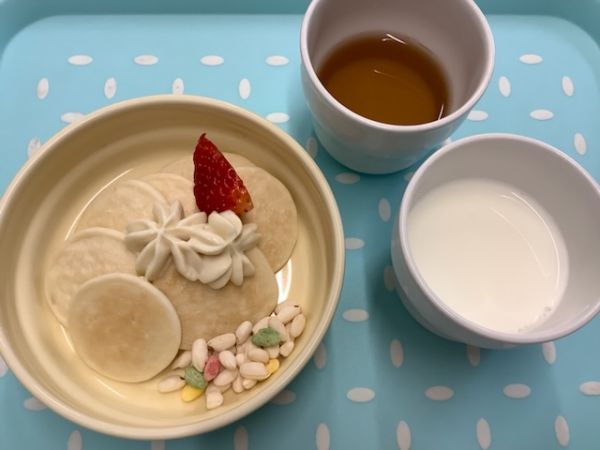 《常食》《アレルギー除去食》おやつは、米粉のひな祭りパンケーキです🎎