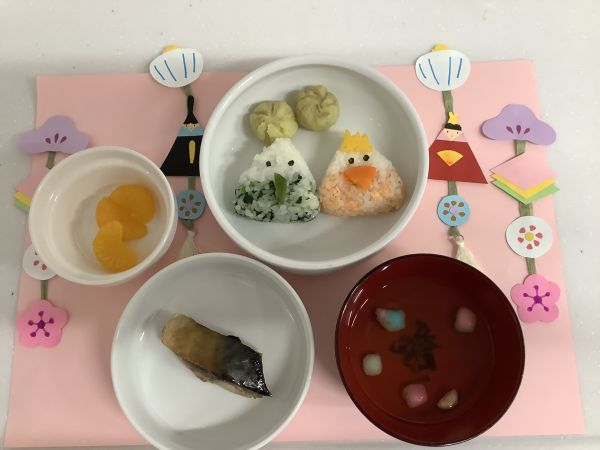 ひな祭りおにぎりです《常食》