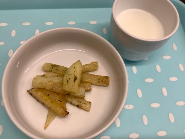 《常食》《アレルギー除去食》おやつは、のりコンソメポテトフライです。