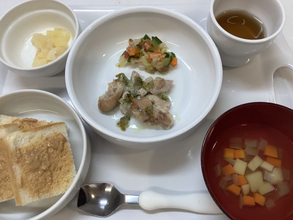 鶏肉の香草焼きです《常食》《中期B》